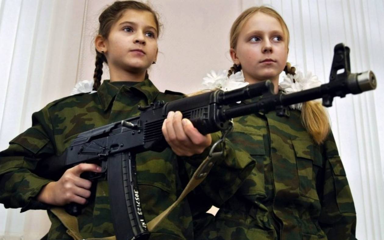 Ρωσία: Παιδιά του νηπιαγωγείου ποζάρουν με καλάσνικοφ