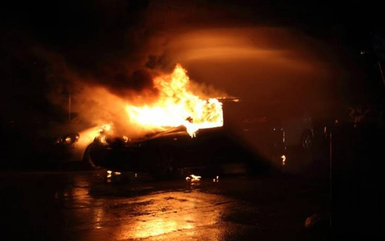 Θεσσαλονίκη: Αυτοκίνητο στις φλόγες (Video)