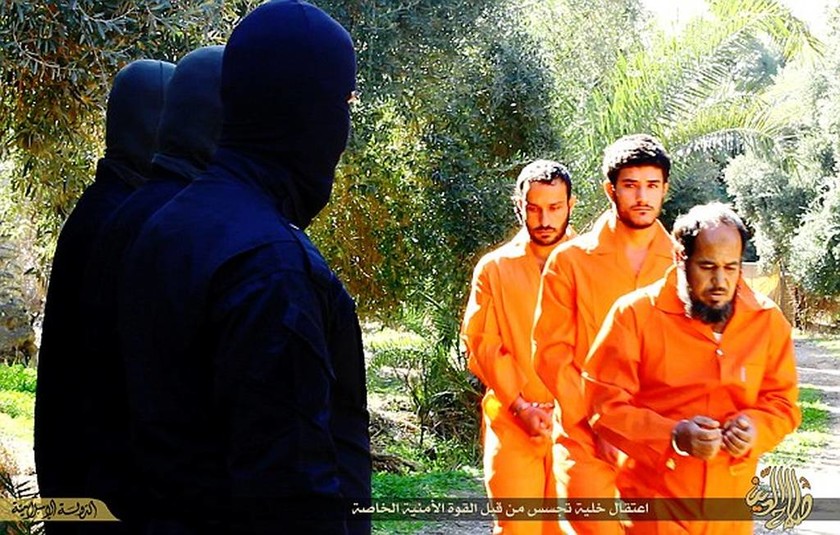 Νέα φρίκη του Ισλαμικού Κράτους: Αποκεφάλισαν 4 αιχμαλώτους (photos)