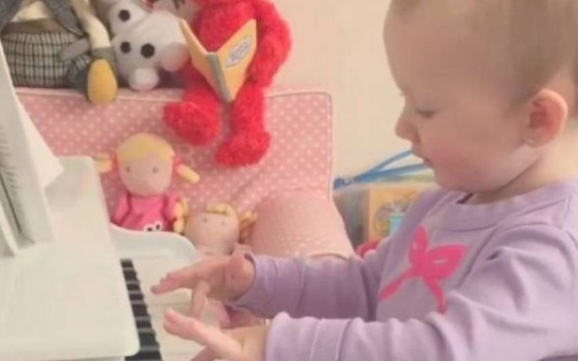 Κόρη πασίγνωστου ηθοποιού, μόλις ενός έτους, παίζει στο πιάνο Σακίρα