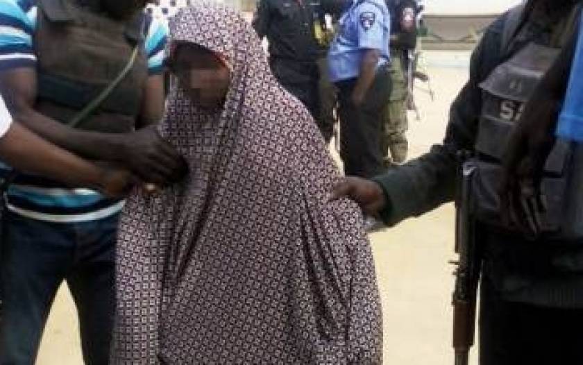 Νιγηρία: Λίντσαραν κι έκαψαν γυναίκα με την υποψία πως είναι καμικάζι