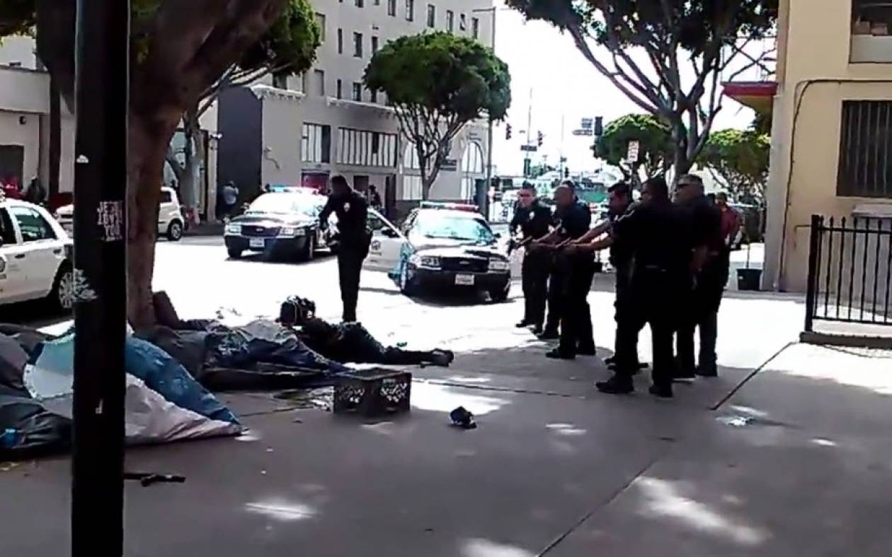ΗΠΑ: Αστυνομικοί σκοτώνουν άστεγο στο Λος Άντζελες (video)