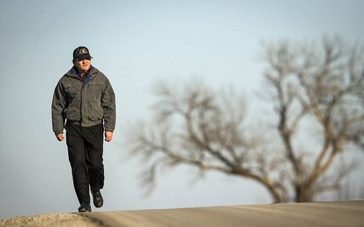 Καθημερινός γολγοθάς: Περπατά 56 χιλιόμετρα για τη δουλειά του (vid & pics)