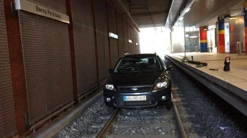 Αντί για τρένο είδαν αυτοκίνητο στις ράγες του μετρό! (pics) 