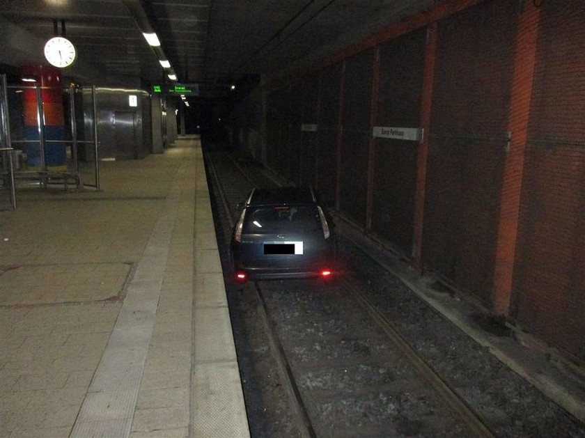 Αντί για τρένο είδαν αυτοκίνητο στις ράγες του μετρό! (pics) 