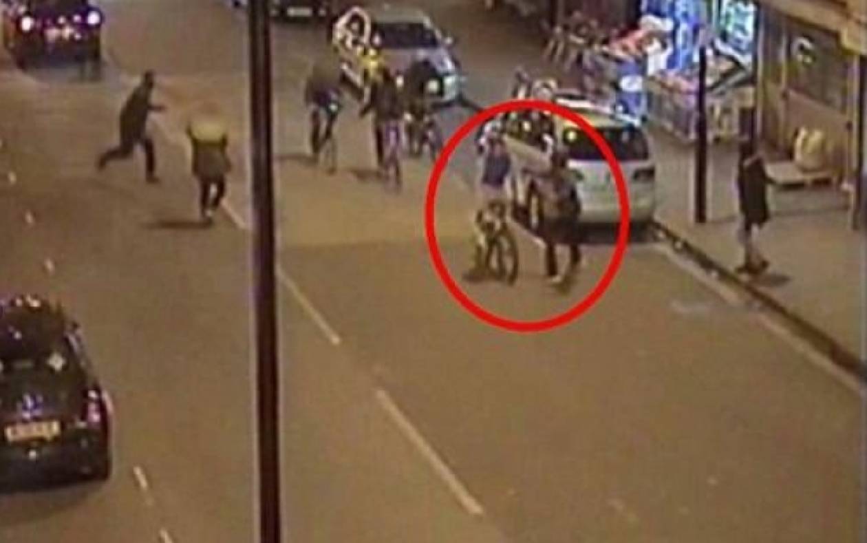 Μαχαίρωσαν εν ψυχρώ έφηβο για να του κλέψουν το ποδήλατο (video)