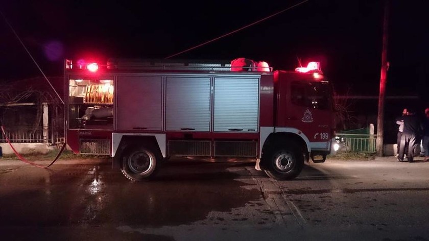 Εύβοια: Παρκαρισμένο αυτοκίνητο τυλίχθηκε στις φλόγες (photos)