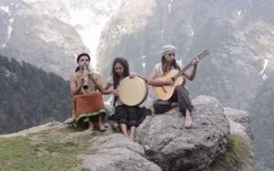 Εκπληκτικό βίντεο: Συγκλονιστική εκτέλεση τραγουδιού του Μίκη Θεοδωράκη στα Ιμαλάια!