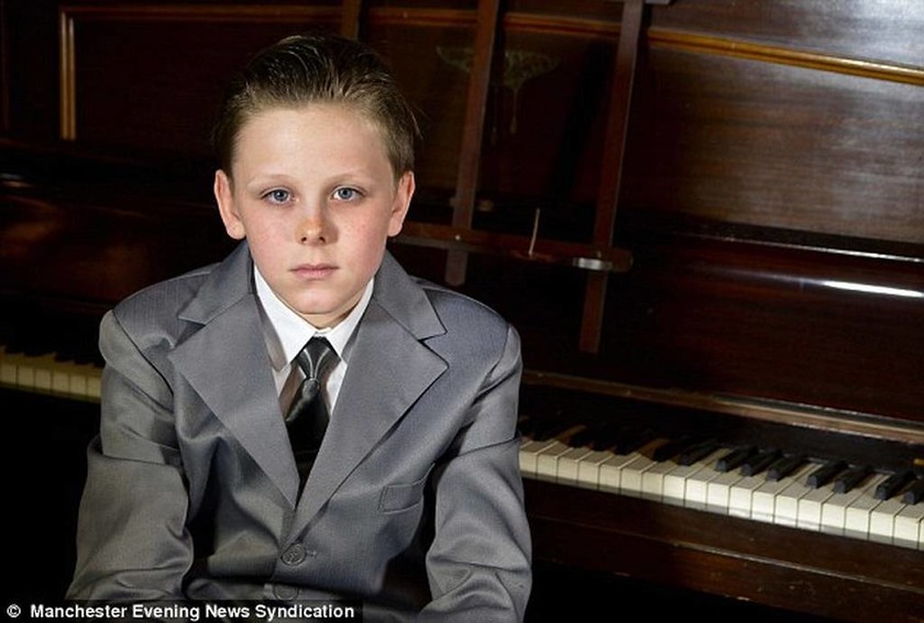 Βρετανία: 11χρονος πήγε σε σχολική γιορτή ντυμένος... «50 αποχρώσεις του γκρι»