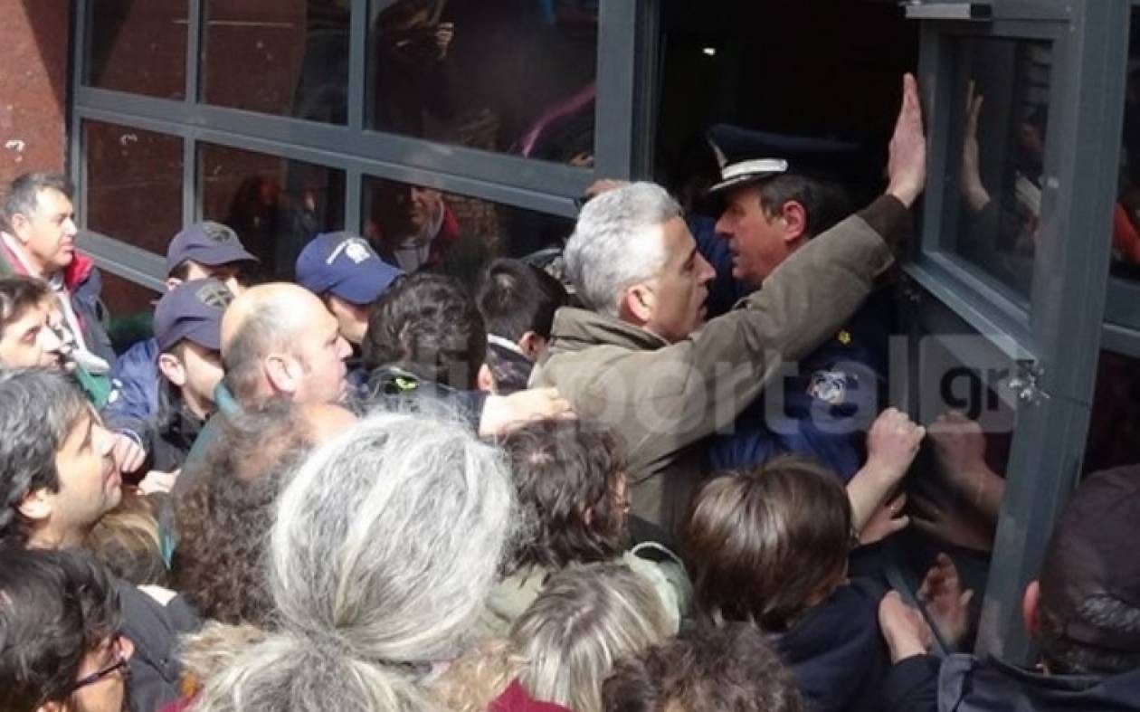 Τρίπολη: Κάτοικοι επιχείρησαν να εισβάλουν στο Δημαρχείο (Video και Photos)