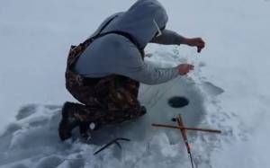 Ψάρεμα στον πάγο είχε την πιο απρόσμενη εξέλιξη (Video)