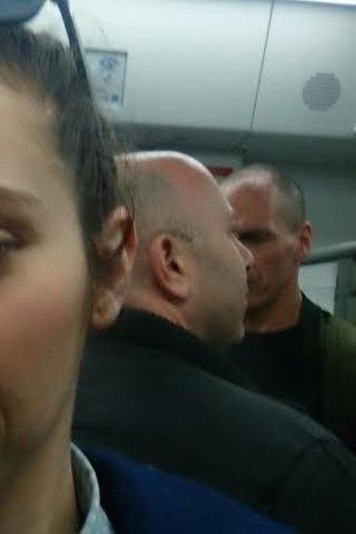 Και όμως... Ο Γιάννης Βαρουφάκης στο μετρό (photos)