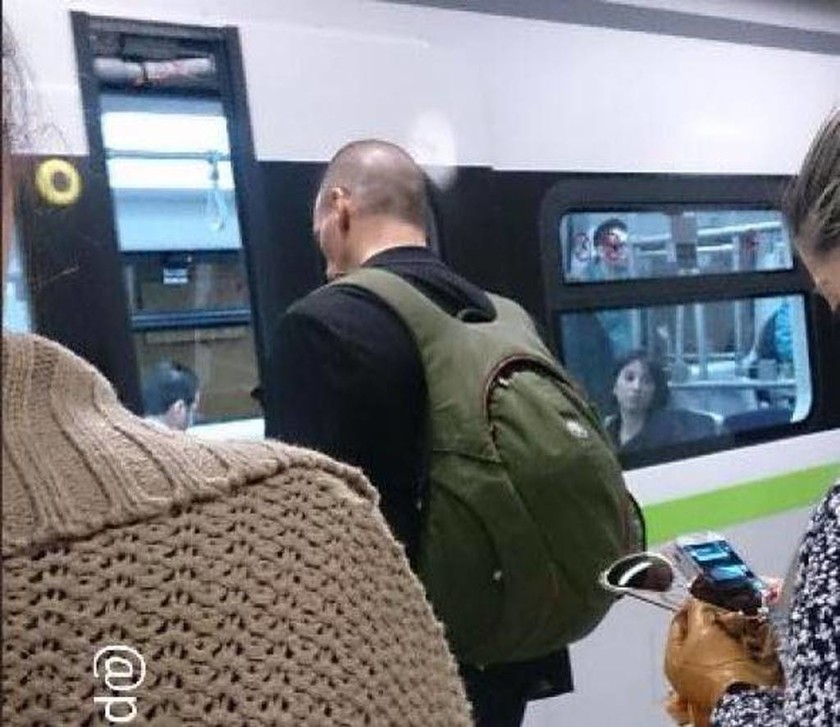 Και όμως... Ο Γιάννης Βαρουφάκης στο μετρό (photos)