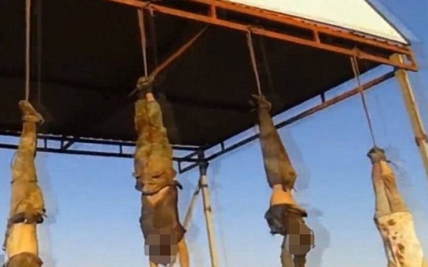 Νέα κτηνωδία του ΙΚ: Κρέμασαν ανάποδα τα πτώματα ιρακινών στρατιωτών (pics)