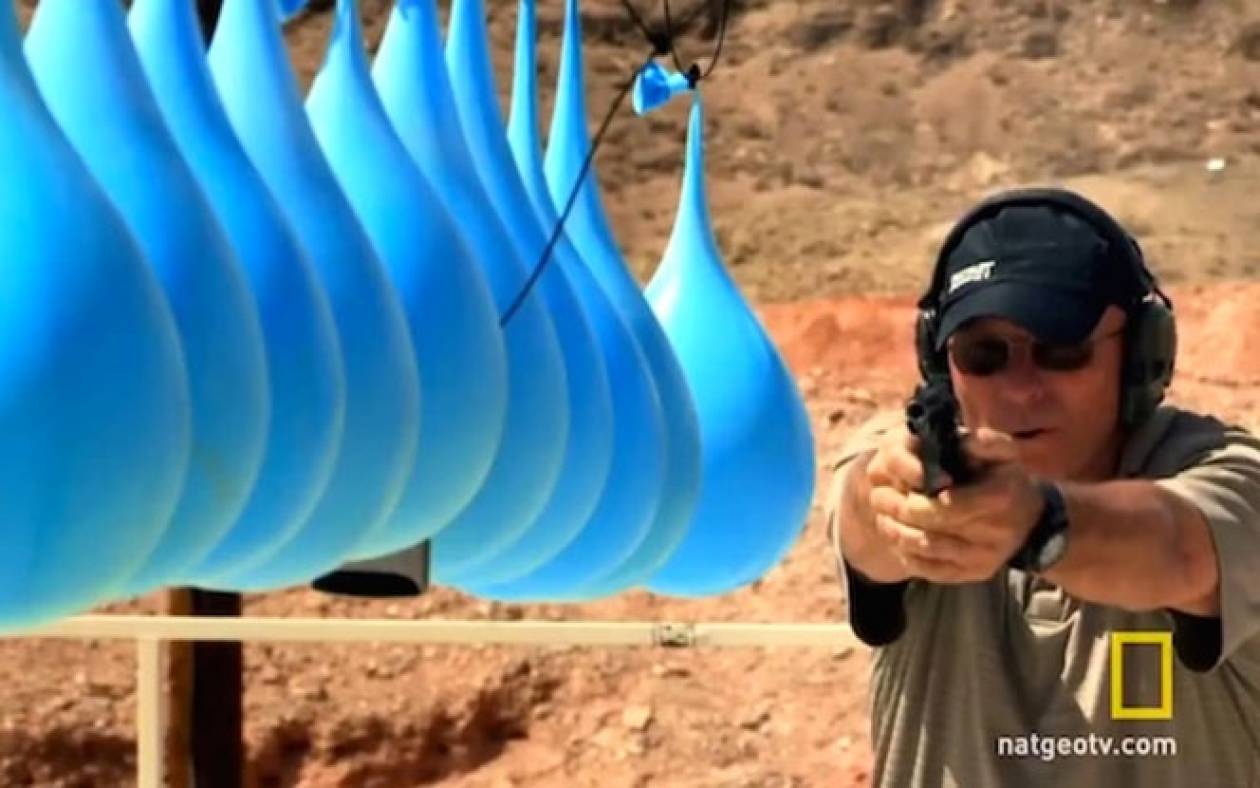 Πόσα μπαλόνια με νερό χρειάζονται για να σταματήσουν μια σφαίρα; (Video)