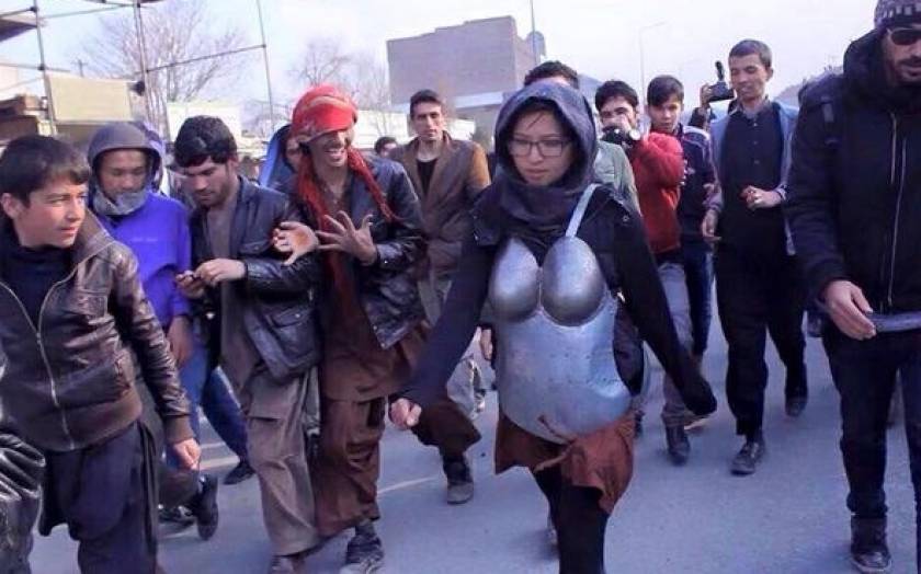 Πετροβόλησαν Αφγανή που διαμαρτυρήθηκε για τη σεξουαλική παρενόχληση των γυναικών