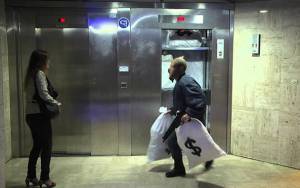 Ο Remi Gaillard σε ρόλο ληστή τράπεζας (Video)