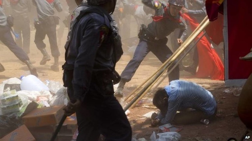Μιανμάρ: Συγκρούσεις μεταξύ φοιτητών και αστυνομίας (photos)