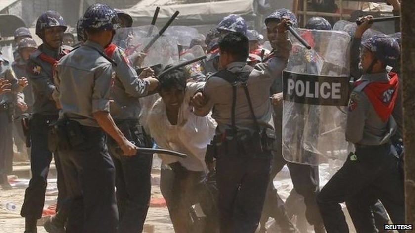 Μιανμάρ: Συγκρούσεις μεταξύ φοιτητών και αστυνομίας (photos)