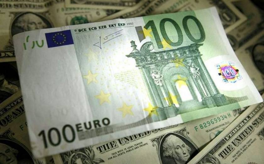Υποχωρεί και πάλι το ευρώ έναντι του δολαρίου
