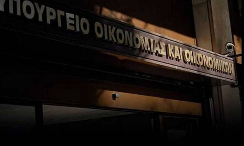 FT: Η ελληνική κυβέρνηση πιέζει τα ταμεία να παραδώσουν τις καταθέσεις τους