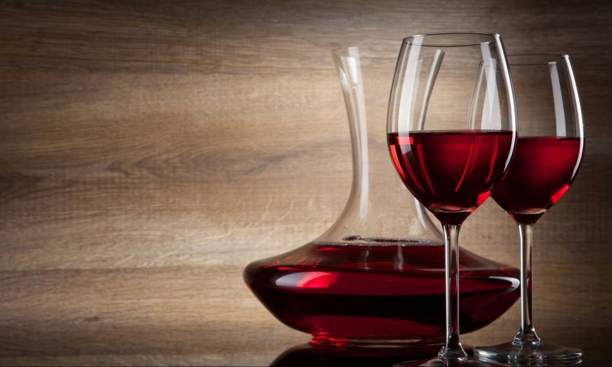 Ποιος είναι ο σωστός τρόπος για να σερβίρουμε ένα ποτήρι κρασί
