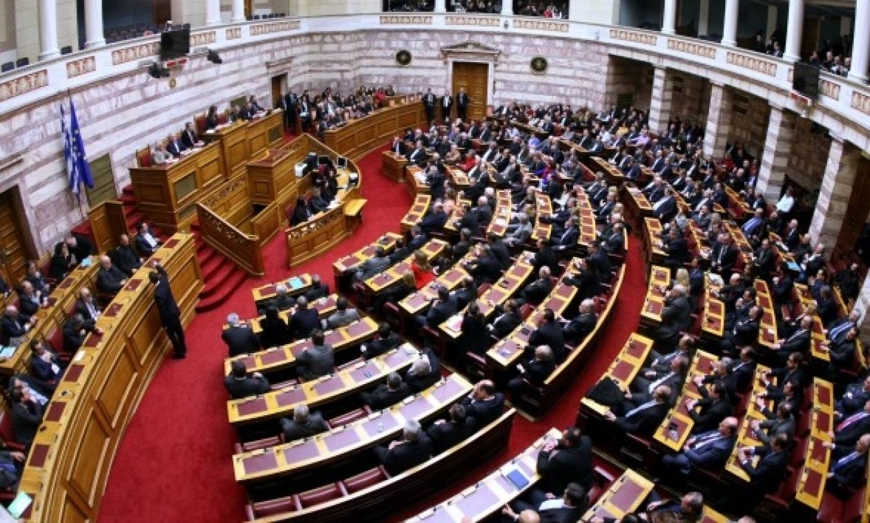 Βουλή: Σε υψηλούς τόνους η συζήτηση του νομοσχεδίου για την ανθρωπιστική κρίση