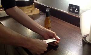 Πώς να ανοίξετε ένα μπουκάλι μπύρας με ένα κομμάτι χαρτί (Video)
