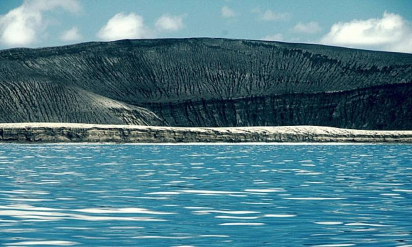 Νησί δημιουργήθηκε από έκρηξη ηφαιστείου (photos)
