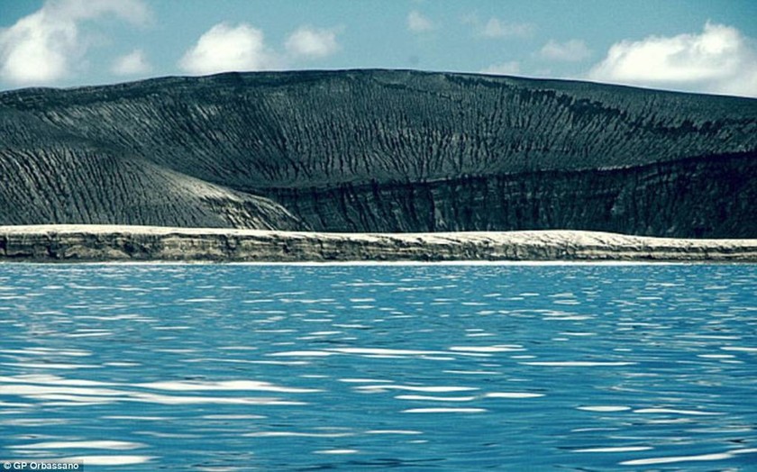 Νησί δημιουργήθηκε από έκρηξη ηφαιστείου (photos)