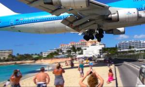 Αεροσκάφος πετά ξυστά πάνω από τα κεφάλια των λουόμενων (video)