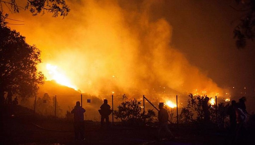 Μεγάλη πυρκαγιά σαρώνει τη Χιλή – 16.000 κάτοικοι εγκαταλείπουν τα σπίτια τους (pics)