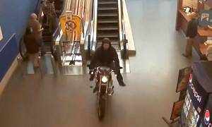 Καταδίωξη μοτοσικλετιστή μέσα σε… εμπορικό κέντρο! (video)