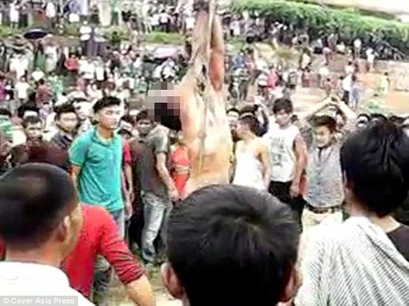Εξαγριωμένο πλήθος βασανίζει μέχρι θανάτου βιαστή (vid & pics)
