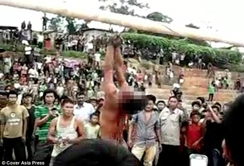 Εξαγριωμένο πλήθος βασανίζει μέχρι θανάτου βιαστή (vid & pics)