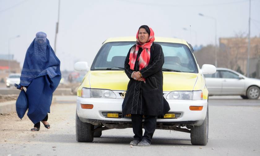 Αφγανιστάν: Η γυναίκα που οδηγεί ταξί και αντιστέκεται