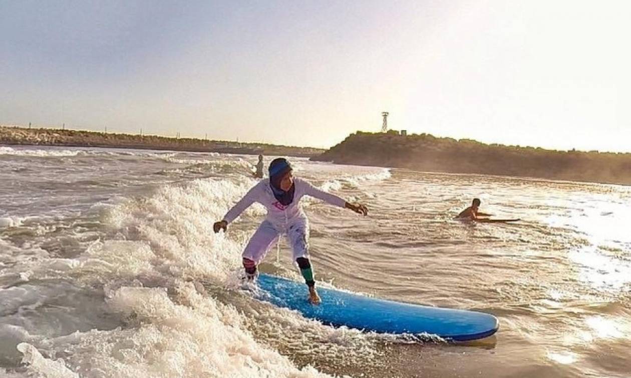Ιράν: Κι όμως οι γυναίκες μπορούν να κάνουν surf (video+photos)