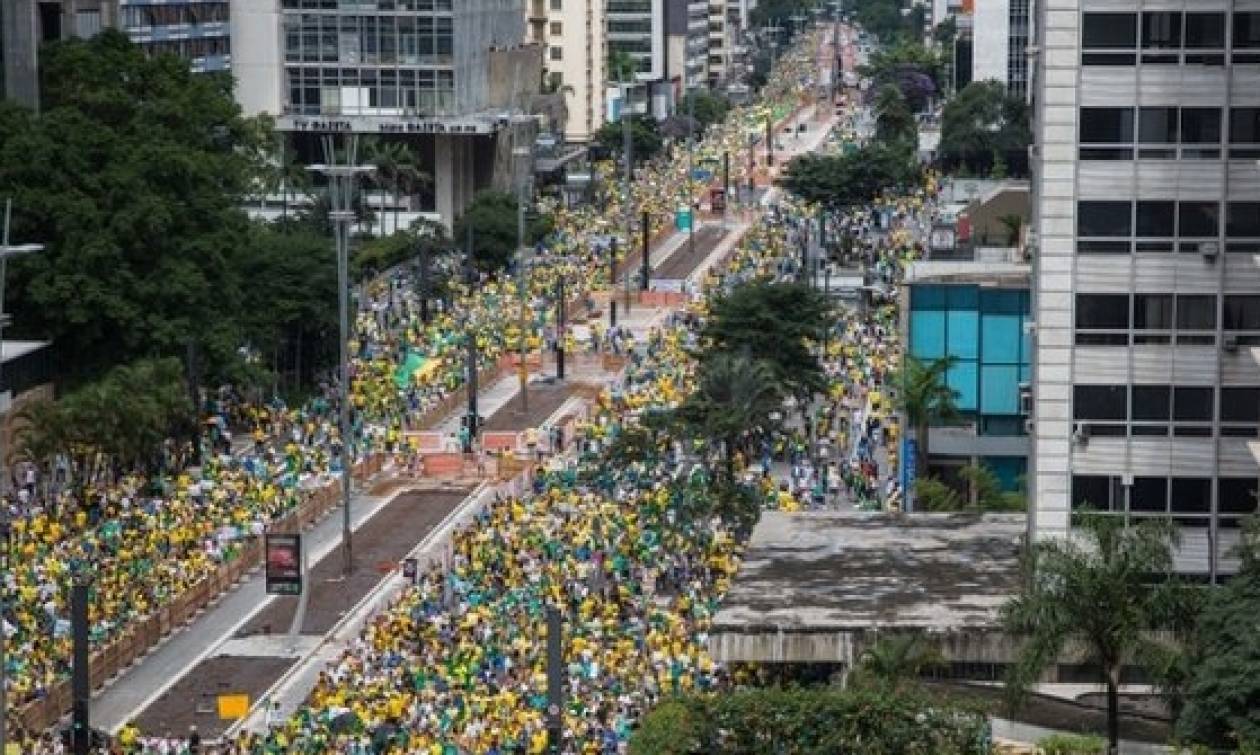 Βραζιλία: Ογκώδεις διαδηλώσεις κατά της προέδρου Ρουσέφ (video)
