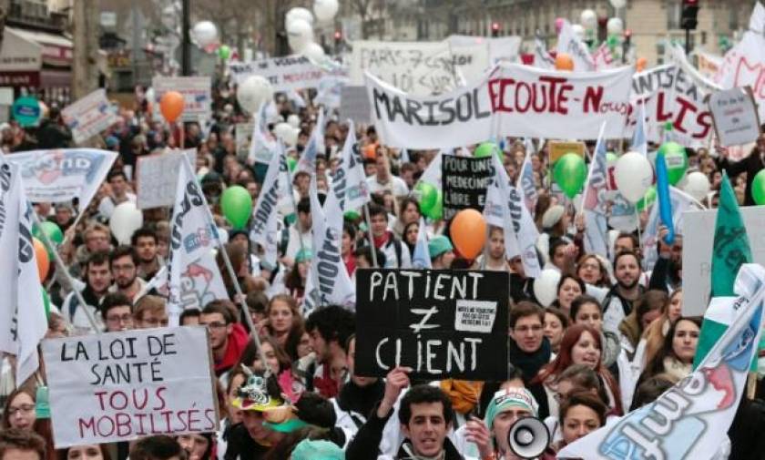 Γαλλία: Χιλιάδες γιατροί και νοσηλευτές διαδήλωσαν στους δρόμους του Παρισίου
