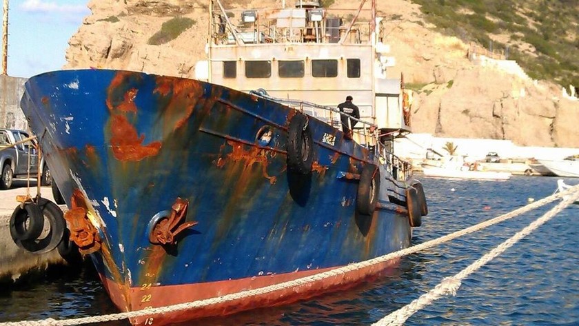 Ποσότητα μαμούθ με λαθραία τσιγάρα έκρυβε φορτηγό πλοίο (Photos)