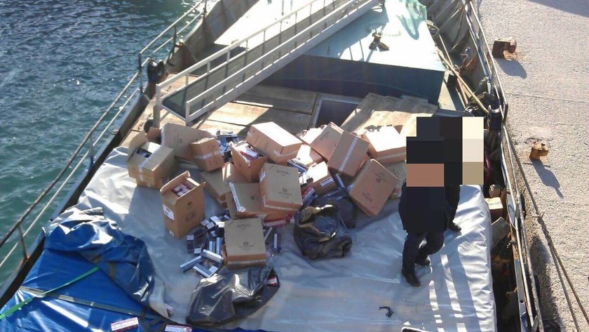 Ποσότητα μαμούθ με λαθραία τσιγάρα έκρυβε φορτηγό πλοίο (Photos)