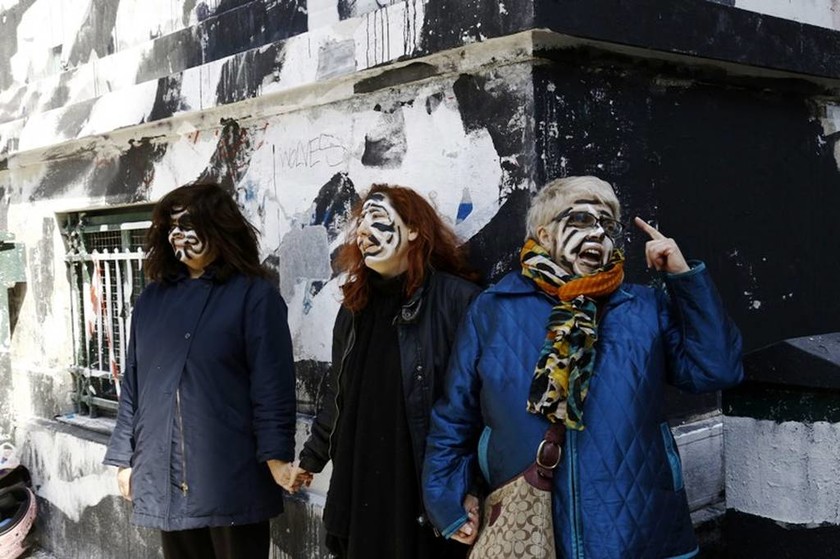 Πολυτεχνείο: Πολίτες διαμαρτυρήθηκαν για τον καθαρισμό του γκράφιτι (photos)