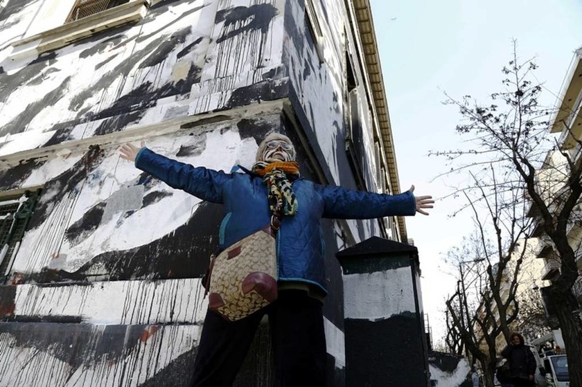 Πολυτεχνείο: Πολίτες διαμαρτυρήθηκαν για τον καθαρισμό του γκράφιτι (photos)