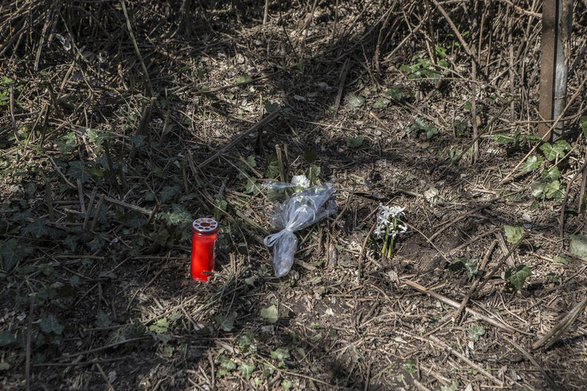 Βαγγέλης Γιακουμάκης: Λουλούδια και κεριά στο σημείο που βρέθηκε νεκρός 