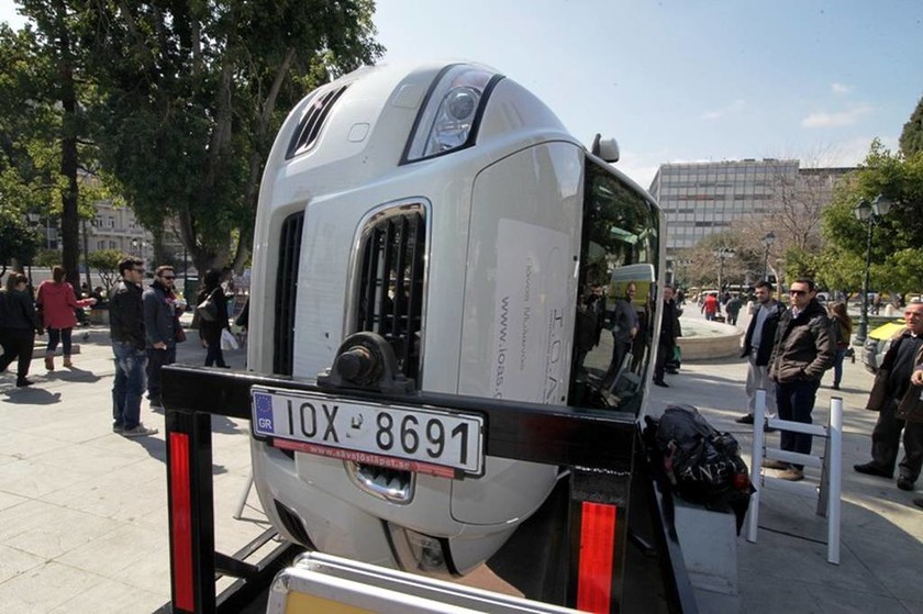 «Ατύχημα» με ανατροπή οχήματος στην πλατεία Συντάγματος (photos)