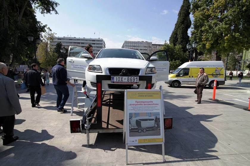 «Ατύχημα» με ανατροπή οχήματος στην πλατεία Συντάγματος (photos)