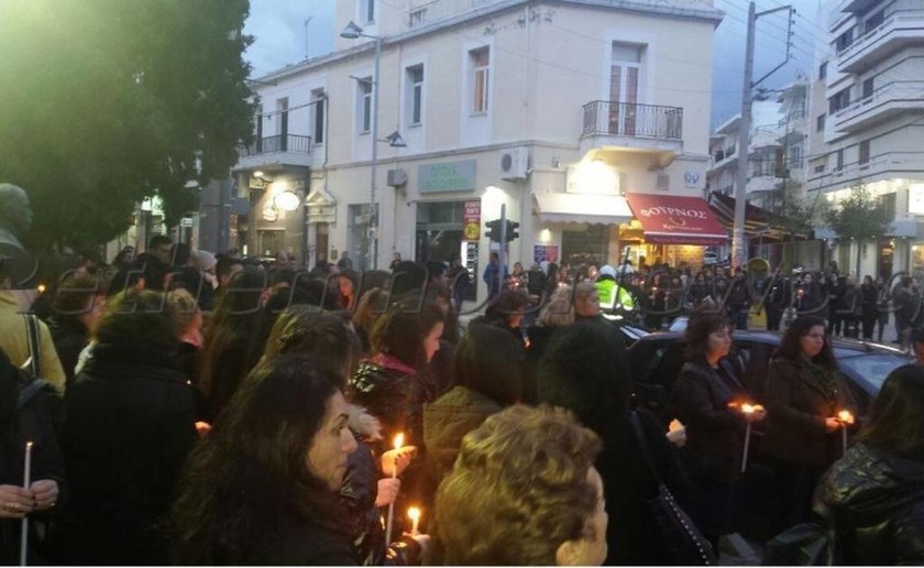 Βαγγέλης Γιακουμάκης: Με κεριά και πανό θρηνούν το χαμό του φοιτητή στο Ρέθυμνο