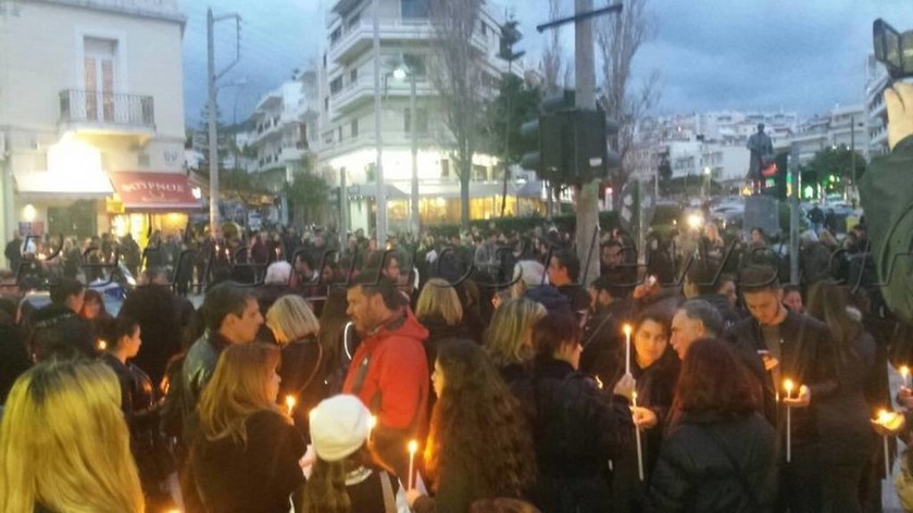 Βαγγέλης Γιακουμάκης: Με κεριά και πανό θρηνούν το χαμό του φοιτητή στο Ρέθυμνο