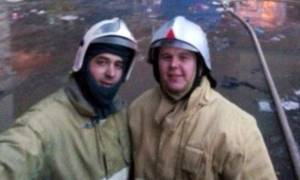 Πυροσβέστες έβγαλαν… selfie μπροστά σε φλεγόμενο κτήριο (Photo)