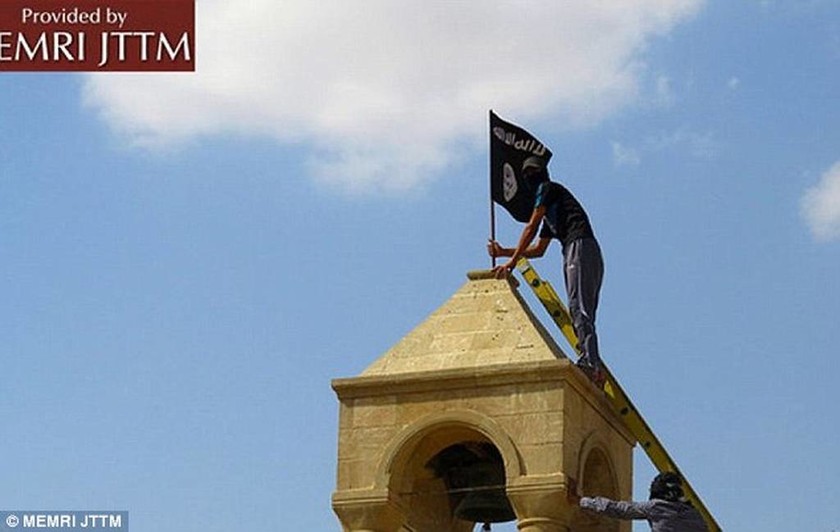 Ιράκ: Τζιχαντιστές ξηλώνουν σταυρούς από εκκλησίες (Photos)